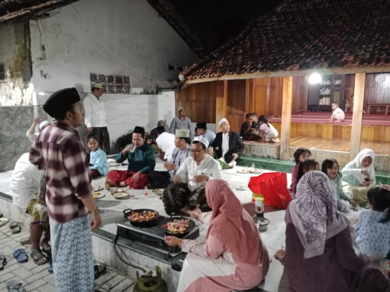 Tahlil dan Doa Bersama untuk KH. Makki Syarbini dan Para Masyikh Asshomadiyah , Ditutup dengan Bakar-Bakar Penuh Keakraban