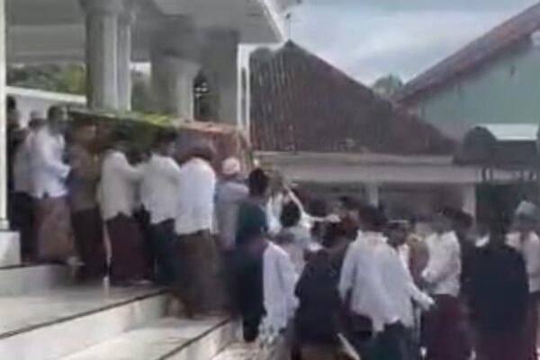 Kiai Abdul Haq bin KH. Mukhlis Yasin Wafat, Dimakamkan di Komplek Ponpes Asshomadiyah