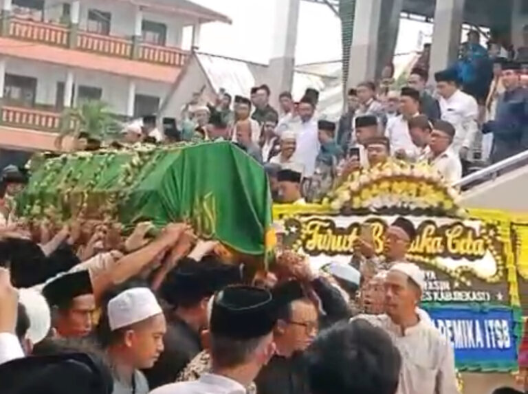 KH. Muad Makki Hadiri Pemakaman KH. M. Yasin Nur, Lc. di Ponpes Al-Fath Jalen, Tambun Bekasi
