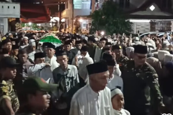 KH. Muad Makki Hadiri Pemakaman Nyai Hj. Durroh Nafisah Ali di Dongkelan