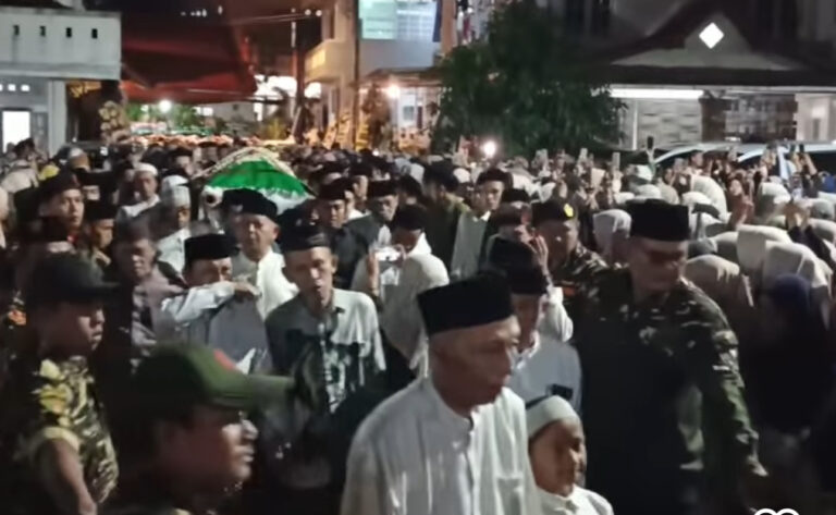 KH. Muad Makki Hadiri Pemakaman Nyai Hj. Durroh Nafisah Ali di Dongkelan