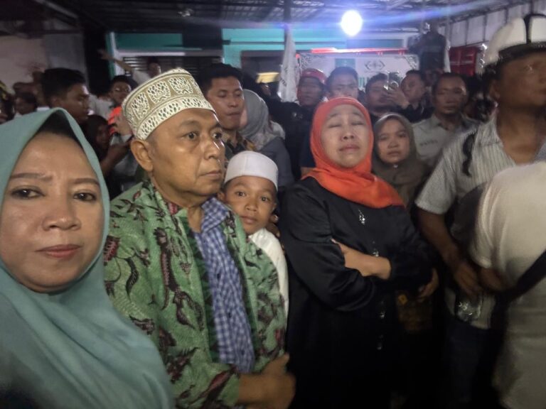KH. Muad Makki Kunjungi Ponpes Al-Khoziny yang Tertimpa Musibah Bangunan Rubuh