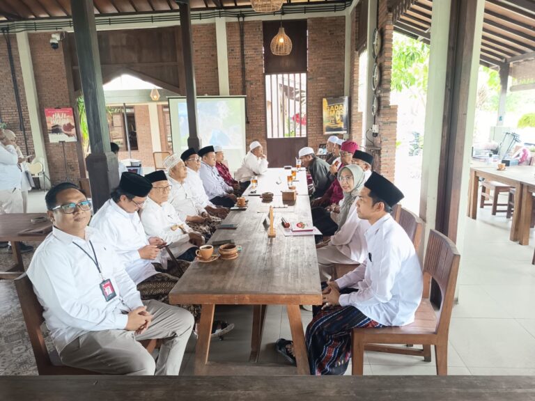 Pengasuh Asshoamdiyah KH. Muad Makki Hadiri Pertemuan Tatap Muka dengan Bank Syariah Jatim