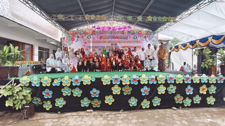 Penuh Haru dan Keceriaan, PAUD-KB dan TKIT Asshomadiyah Gelar Purnawiyata